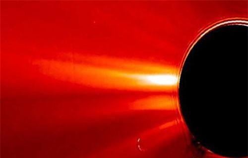UFO khổng lồ xuất hiện gần Mặt Trời trong video của NASA?