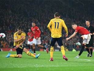 VAR vào cuộc, MU 'đánh rơi' chiến thắng trước Arsenal