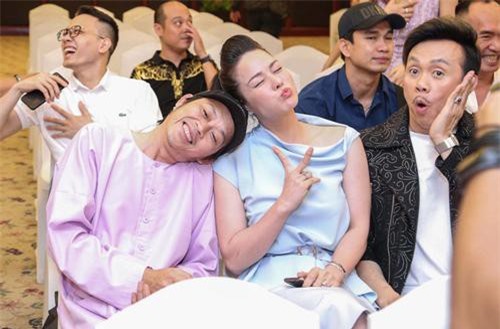 Bức ảnh hot trong ngày: Hoài Linh tái xuất, vui vẻ nói cười với Thị Bình - Nhật Kim Anh của 'Tiếng sét trong mưa'