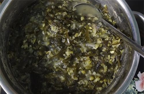 Chê nồi chè vợ nấu như cám lợn, anh chồng trẻ liền bị chị em 'sửa lưng' vì lý do cực chuẩn