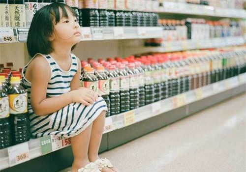 Cô bé ăn nho trong siêu thị bị nhân viên lớn tiếng mắng 'không có giáo dục', người mẹ đưa ra cách giải quyết đáng ngưỡng mộ