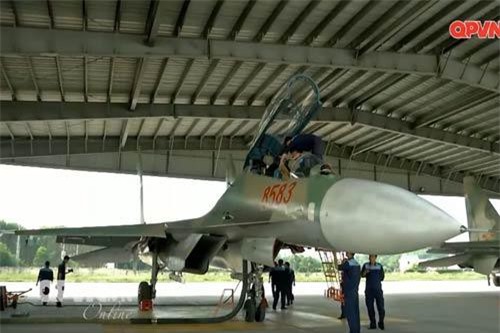 Dàn Su-30MK2 Việt Nam hoành tráng được 'thăm khám' trước khi xuất kích