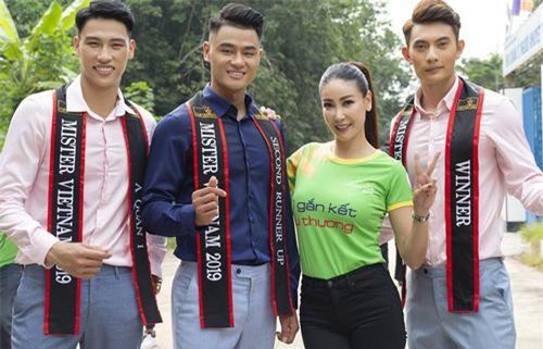 Hoa hậu Hà Kiều Anh khoe nhan sắc trẻ trung bên dàn nam thần