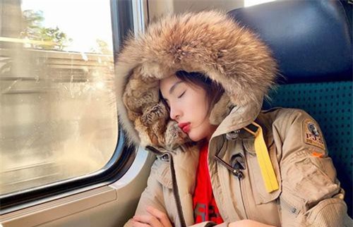 Khoe ảnh ngủ gật được Minh Triệu chụp cho, Kỳ Duyên được cư dân mạng khen 'đáng yêu'