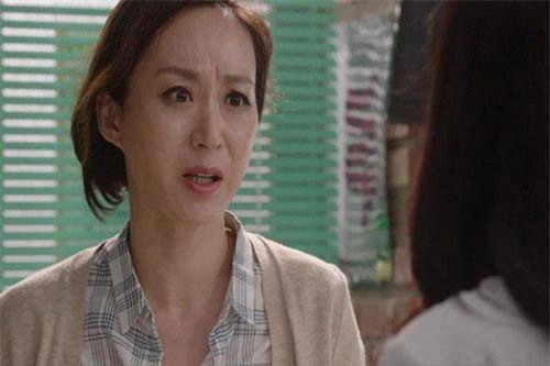 Không thể sống chung với... mẹ đẻ dù nhà chỉ có hai con gái