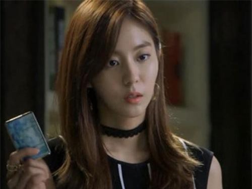 Mẹ chồng tương lai nhờ lấy hộ túi áo, tôi lập tức hủy hôn khi thấy giấy lạ rơi ra