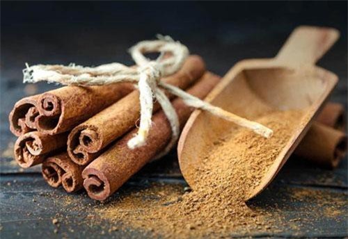 Ném bột quế vào người 'ế' là truyền thống ở nước này