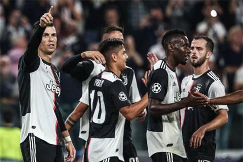 Ronaldo thiết lập 3 kỷ lục 'vô tiền khoáng hậu' tại Champions League