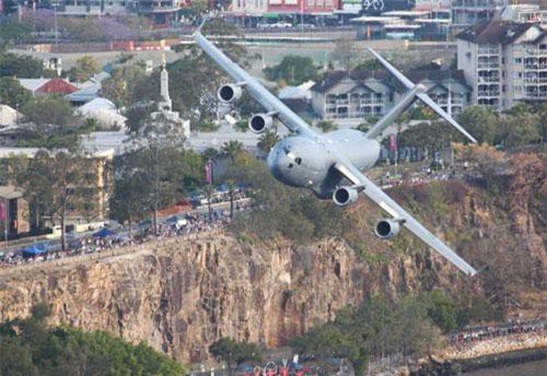 Thất kinh chiến đấu cơ Australia diễu hành giữa 'rừng'... nhà cao tầng