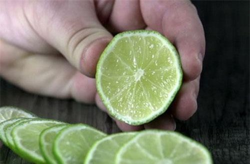 Thấy con dâu vắt chanh vào nồi cơm, mẹ chồng giận tím mặt nhưng kết quả thì tấm tắc khen