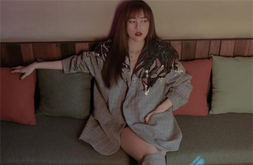 Thiều Bảo Trâm khoe dáng táo bạo khi diện vest không nội y