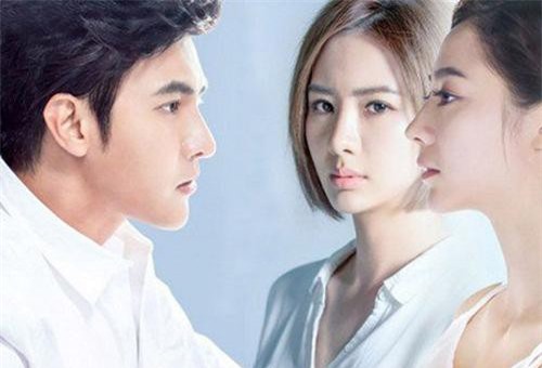 Vừa nhìn thấy phù dâu, chồng sắp cưới bật khóc đánh rơi cả nhẫn