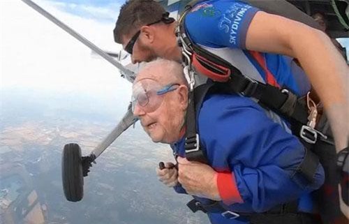 Cụ ông 94 tuổi nhảy dù mừng sinh nhật