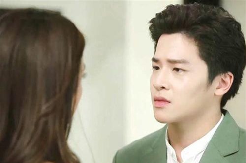 Đến tận công ty đón vợ đi ăn, chồng 'hóa đá' thấy vợ từ phòng giám đốc bước ra, vừa đi vừa làm một hành động kinh hãi