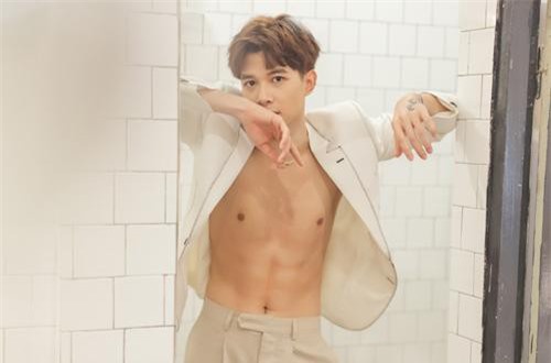 Mừng sinh nhật tuổi 26, Anh Tú làm chị em ôm tim xuýt xoa với loạt ảnh khoe trọn body 6 múi