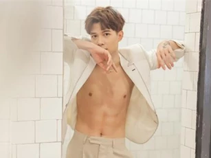 Mừng sinh nhật tuổi 26, Anh Tú làm chị em ôm tim xuýt xoa với loạt ảnh khoe trọn body 6 múi