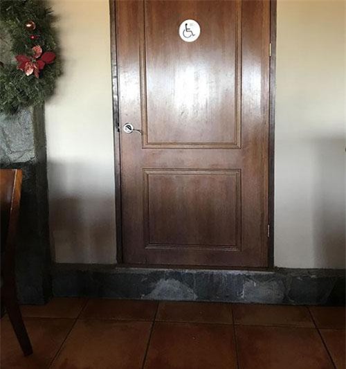 20 thiết kế nhà vệ sinh thảm họa khiến dân mạng thủ thỉ: 'Thôi, thà nhịn còn hơn'