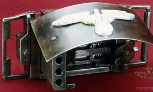 Bí mật 'kinh hoàng' bên trong chiếc thắt lưng của Đức Quốc xã