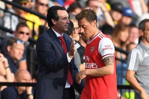 HLV Emery chê Ozil không xứng đáng có mặt trong đội hình Arsenal