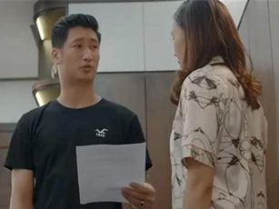 'Hoa hồng trên ngực trái' tập 18: Thái ca ngợi bồ nhí 'Ở bên Trà thấy tuổi trẻ như ùa về!', thế thanh xuân của vợ thì anh vứt đi đâu?