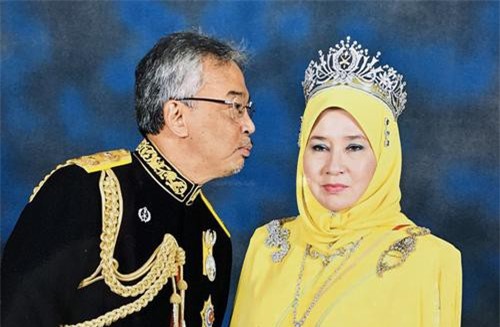 Hoàng hậu Malaysia gây sốt cộng đồng mạng với bức ảnh nghìn like về khoảnh khắc người chồng Quốc vương nhoài người định trao nụ hôn