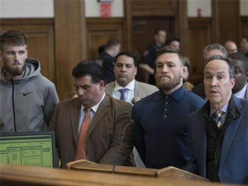 'Kẻ điên' Conor McGregor bị mời 'lên phường'