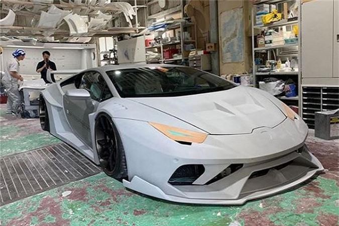 Lamborghini Huracan Liberty Walk giá ngang Toyota Supra mới