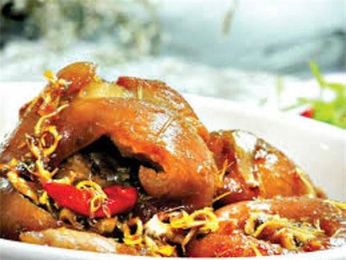 Món giò heo kho sả cho bữa cơm ngày cuối tuần