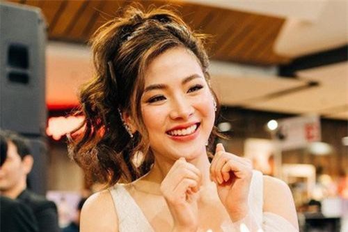 Mừng sinh nhật sớm bên bố mẹ, Baifern Pimchanok quyết mang 'Chiếc lá bay' đến Việt Nam