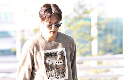 Mỹ nam 'Người Thừa Kế' Lee Min Ho xuất hiện cực ngầu như chụp ảnh tạp chí tại sân bay