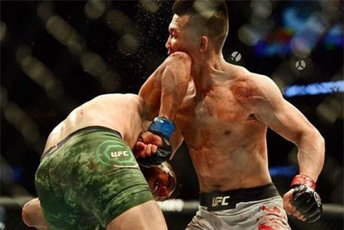 Những pha hạ knock-out ấn tượng nhất tại sự kiện UFC 242