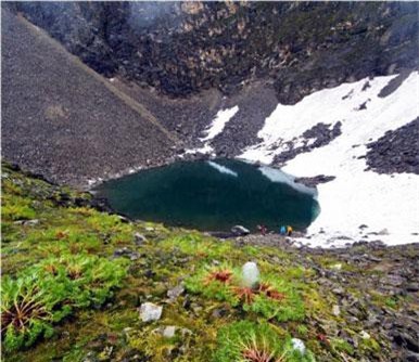 Rùng rợn hồ xương người trên đỉnh Himalaya