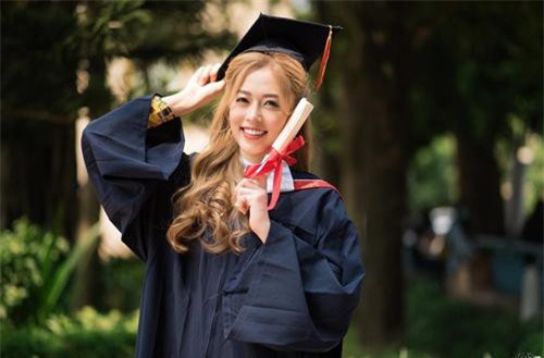 Á hậu Phương Nga đẹp xuất sắc trong bộ ảnh kỷ yếu chia tay thời sinh viên, điều đáng chú ý nhất là thành tích học quá đỉnh