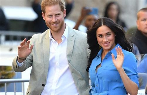 Công chúng bỗng quay ngoắt thái độ với công nương Meghan khi tìm ra những món trang sức cô dùng trong chuyến đi vừa qua