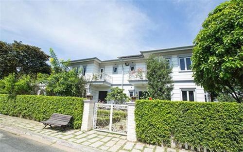 Đọ biệt thự xa hoa, lộng lẫy của 3 người đẹp Hồ Quỳnh Hương, Lý Nhã Kỳ, Phạm Hương