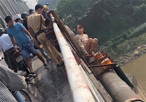 Hà Nội: Giải cứu thành công người phụ nữ dắt con trai 8 tuổi định nhảy cầu Chương Dương tự tử