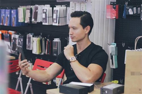 Kim Lý 'đập hộp' iPhone 11 tặng Hồ Ngọc Hà sau ồn ào