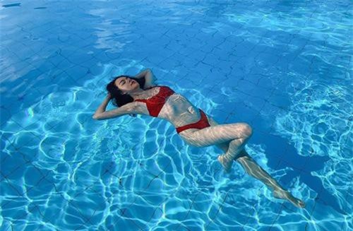 'Mẹ hai con' Phạm Quỳnh Anh diện bikini quyến rũ, khoe body 'không phải dạng vừa' ở tuổi U40