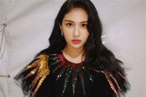 Thiên thần lai 18 tuổi bị chê già, kém sang vì kiểu make up mới