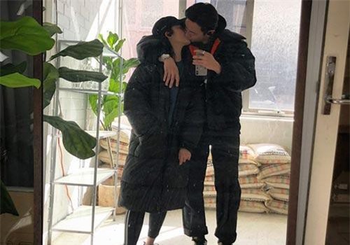 Trong lúc Hoàng Thùy bận chinh chiến Miss Universe, 'bạn trai tin đồn' Rocker Nguyễn đã công khai người yêu bằng bức ảnh hôn đắm đuối