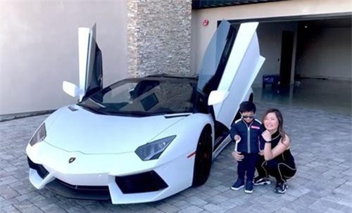 Vợ Đan Trường lái siêu xe 20 tỷ đưa con trai đi dạo