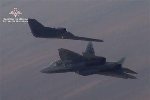 Cảnh tượng Su-57 và Su-70 Nga hợp thành 'cặp đôi song sát' ghê gớm