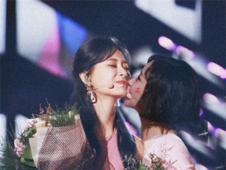 Chấp nhận gần như tất cả thành viên TWICE, nữ thần Tzuyu chỉ tránh nụ hôn của Jungyeon như 'tránh tà' vì một lý do