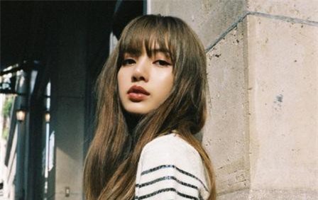 Cuối tuần 'chill' thế này, Lisa (BLACKPINK) selfie sương sương chẳng thèm chỉnh mà khiến dân tình mê mẩn thế này đây