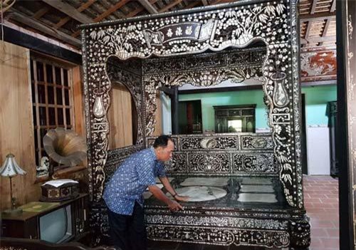 Độc đáo chiếc giường cổ có giá bạc tỷ ở Đồng Tháp