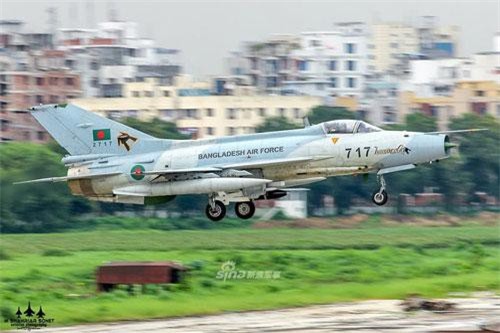 Ngạc nhiên tiêm kích J-7 cổ lỗ được trang bị bom trượt