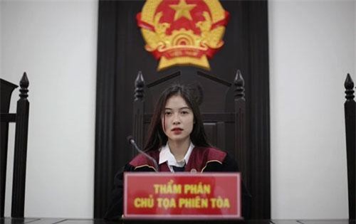 Nữ sinh khoác trang phục thẩm phán xinh đẹp và khí chất gây 'sốt' mạng