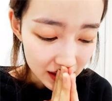 Nữ thần tượng Kpop bật khóc, chắp tay cầu xin sau khi để lộ số điện thoại thành viên chung nhóm trên livestream