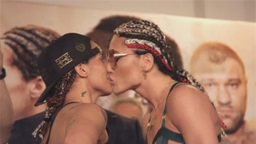 Nữ võ sĩ xinh đẹp 'ăn đấm' vì... hôn đối thủ