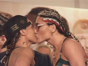 Nữ võ sĩ xinh đẹp 'ăn đấm' vì... hôn đối thủ